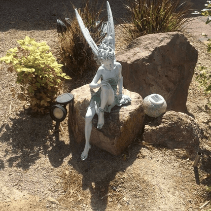 Statue de fée assise
