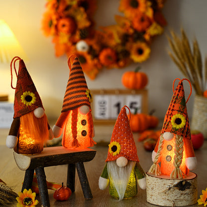 4 nains suspendus éclairés par un tournesol