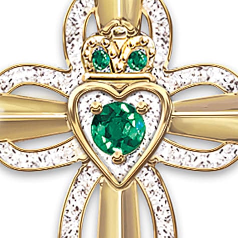 La croix de Claddagh en émeraude et diamant symbolise la foi et l'amour