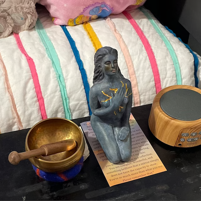 Sculpture de la divinité de l’amour de soi et de l’esprit façonnant