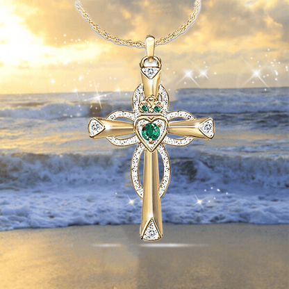 La croix de Claddagh en émeraude et diamant symbolise la foi et l'amour