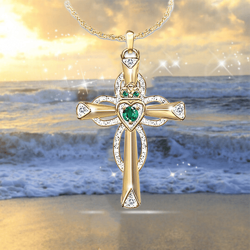 La croix de Claddagh en émeraude et diamant symbolise la foi et l'amour