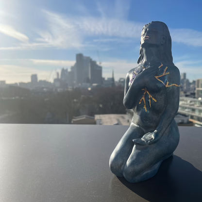 Sculpture de la divinité de l’amour de soi et de l’esprit façonnant