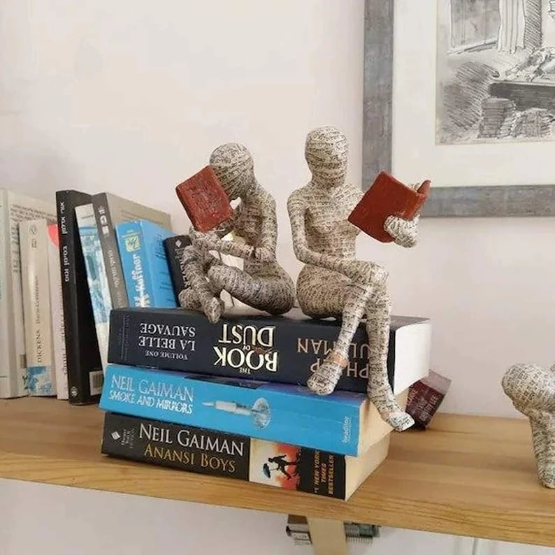 Statue de femme de lecture moderne nordique
