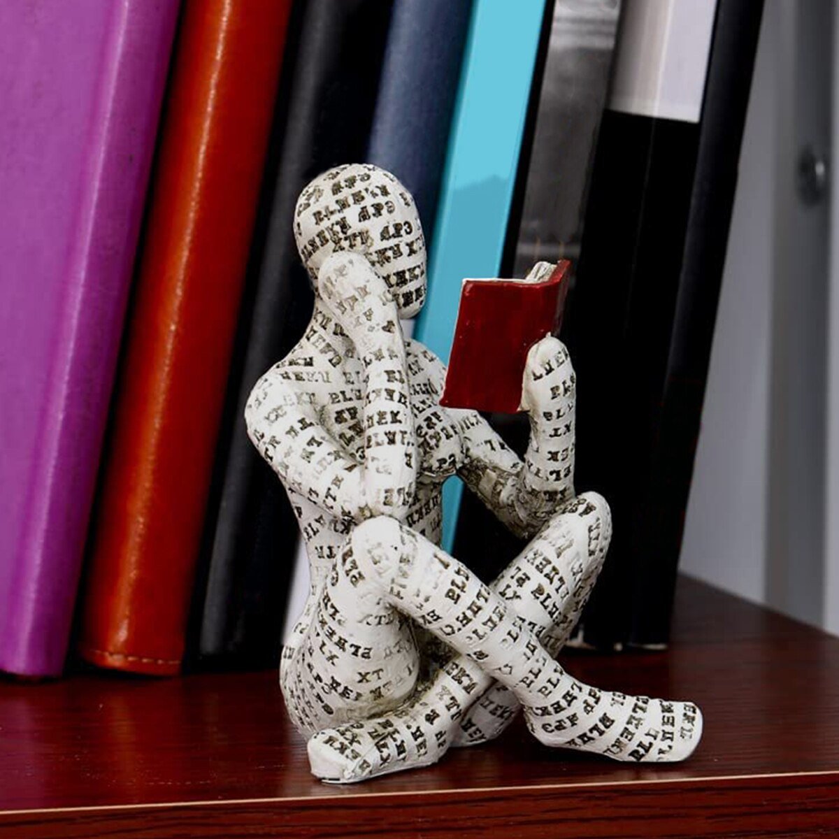 Statue de femme de lecture moderne nordique