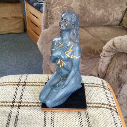 Sculpture de la divinité de l’amour de soi et de l’esprit façonnant